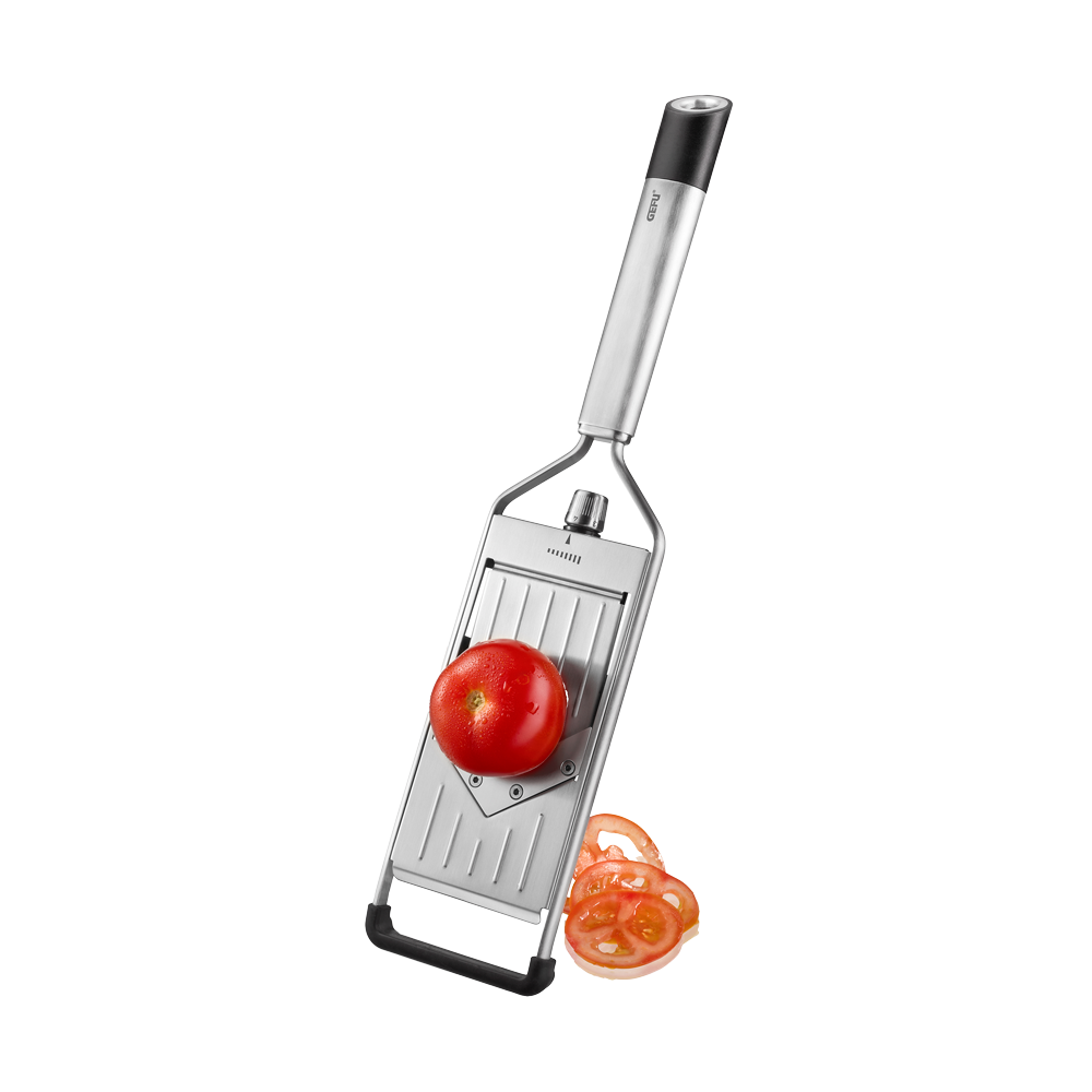 V-Hobel, aufrecht, mit einer ganzen Tomate oben drauf, Tomatenscheiben dahinter. Ohne Hintergrund.