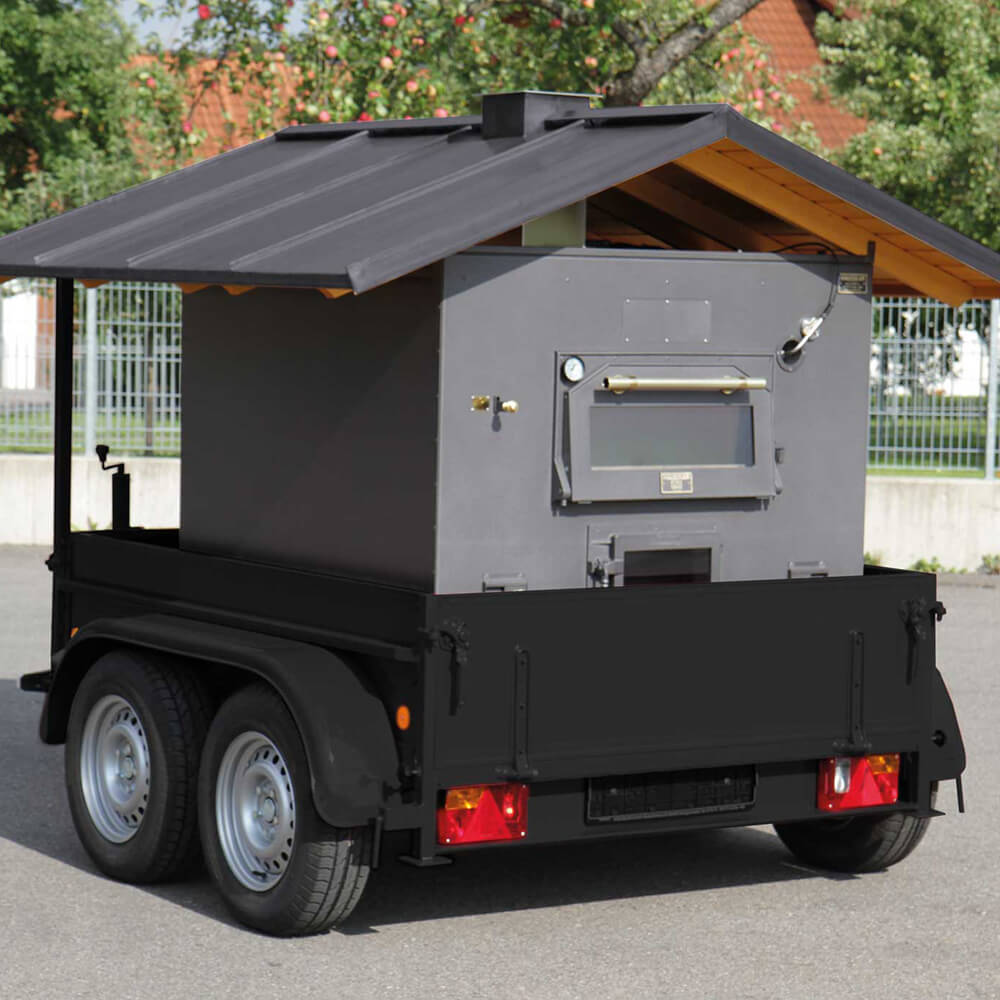 Backmobil, Holzbackofen auf einem Anhänger montiert mit Dach