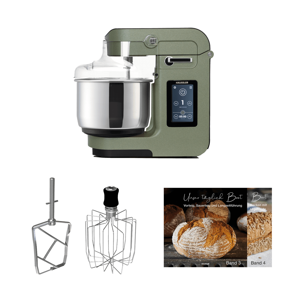 NOVA Paket 1 - Farbe Highland NOVA Teigknetmaschine in der Farbe Highland mit dem Rührpaddel, dem Schneebesen und zwei Backbüchern, welches mitgeliefert werden, ohne Hintergrund.'