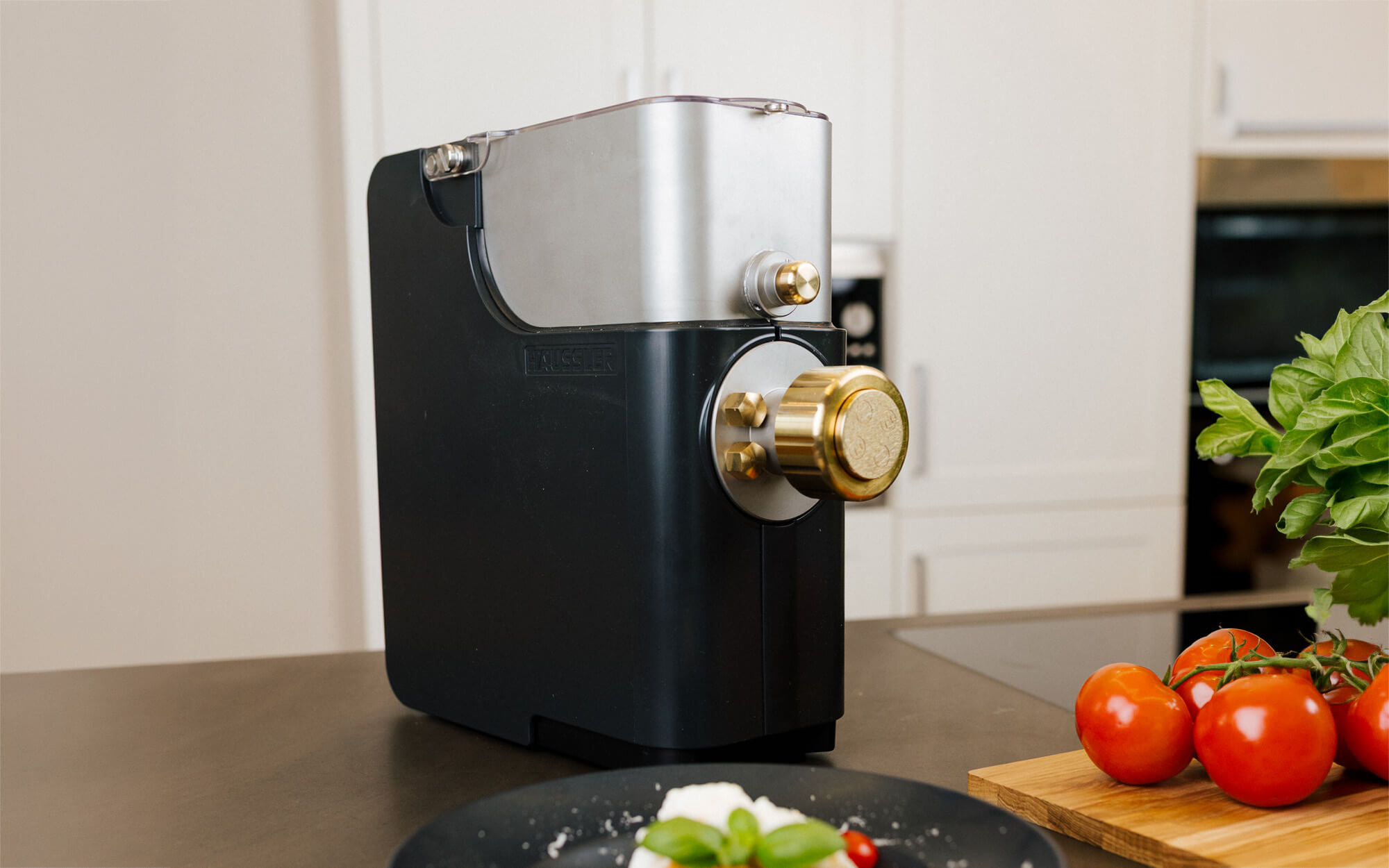 Pasta Bella auf einer dunklen Arbeitsfläche