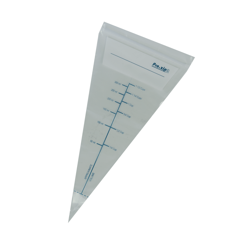 Ein Spritzbeutel aus Plastik auf dem eine Skala abgebildet ist. Ohne Hintergrund abgebildet.