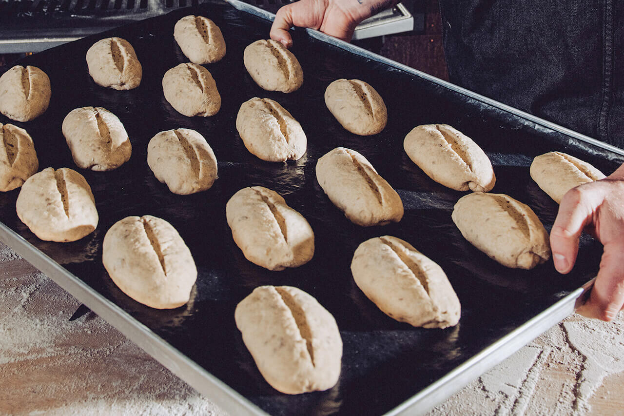 Brötchen auf einem Backblech