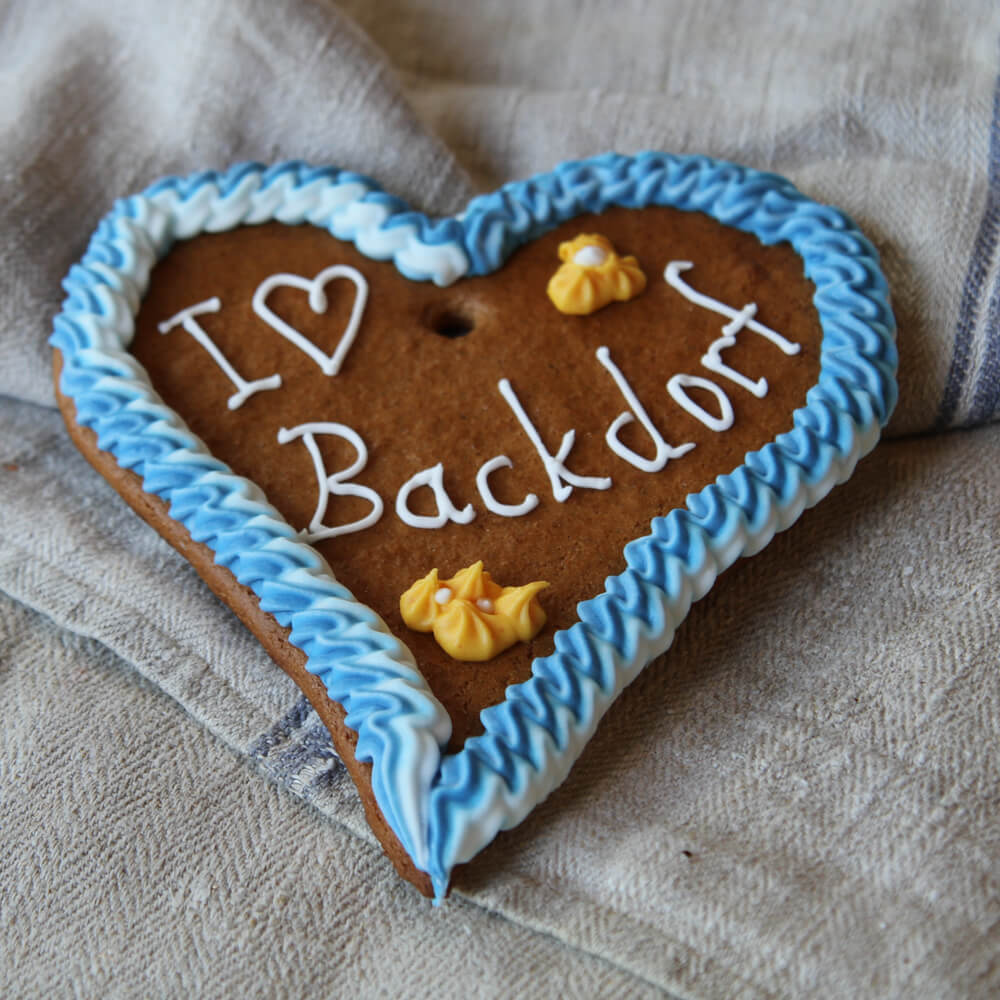 Rezept für Oktoberfest Lebkuchen Lebkuchen mit Herzform mit blauer Zuckerumrandung und I Love Backdorf