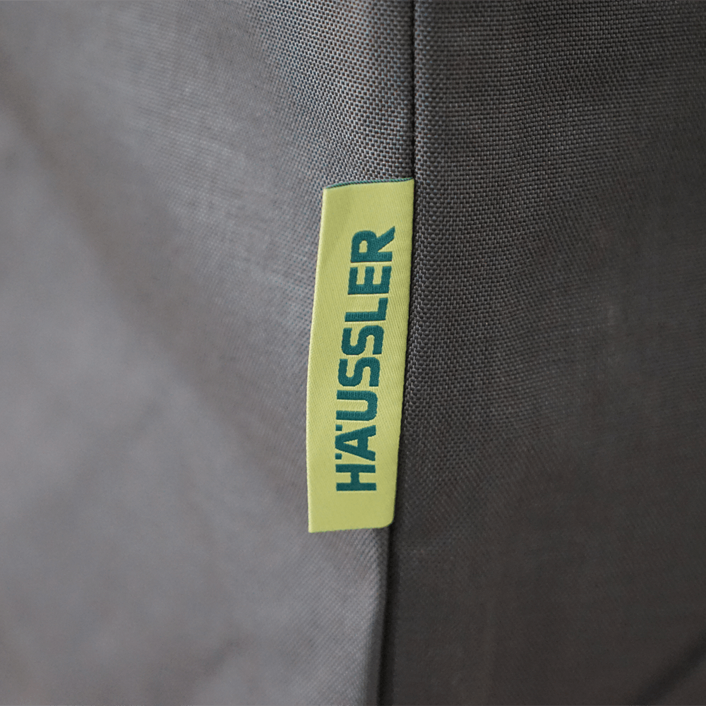 Etikett mit Häussler Logo angebracht an einer Hülle für einen Holzbackofen