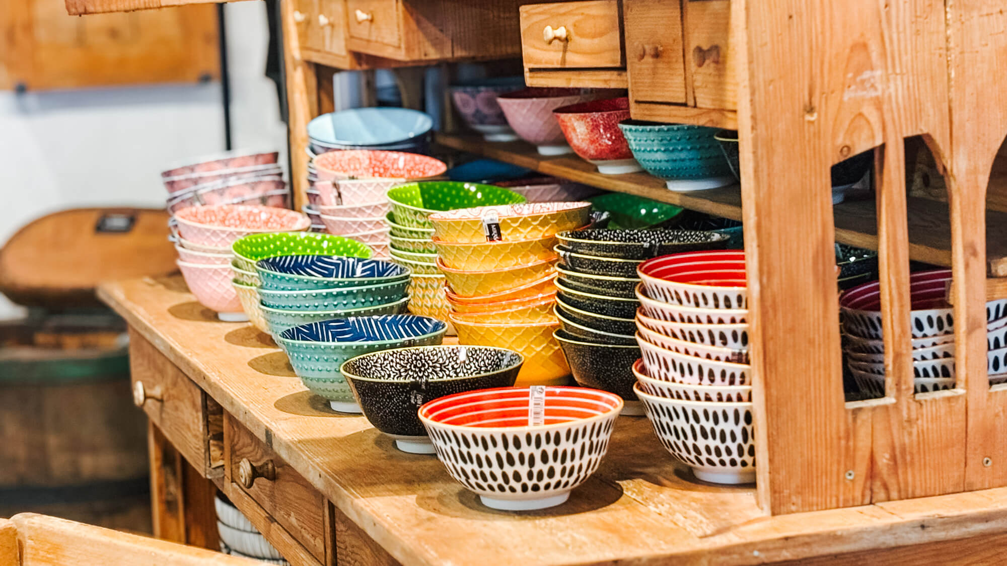 Viele bunte Schüsslen mit besonderen Muster 