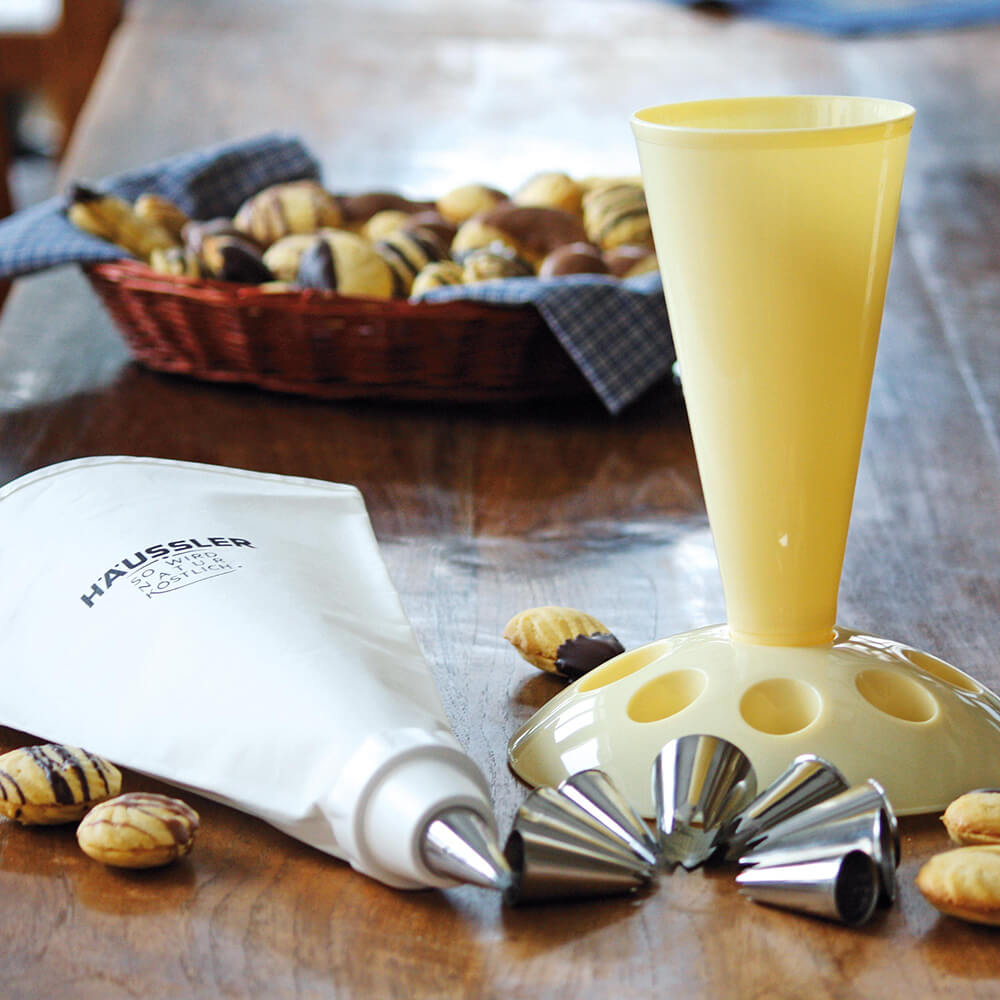 Spritzgebäckset Spritzgebäckset mit Gebäck im Hintergrund