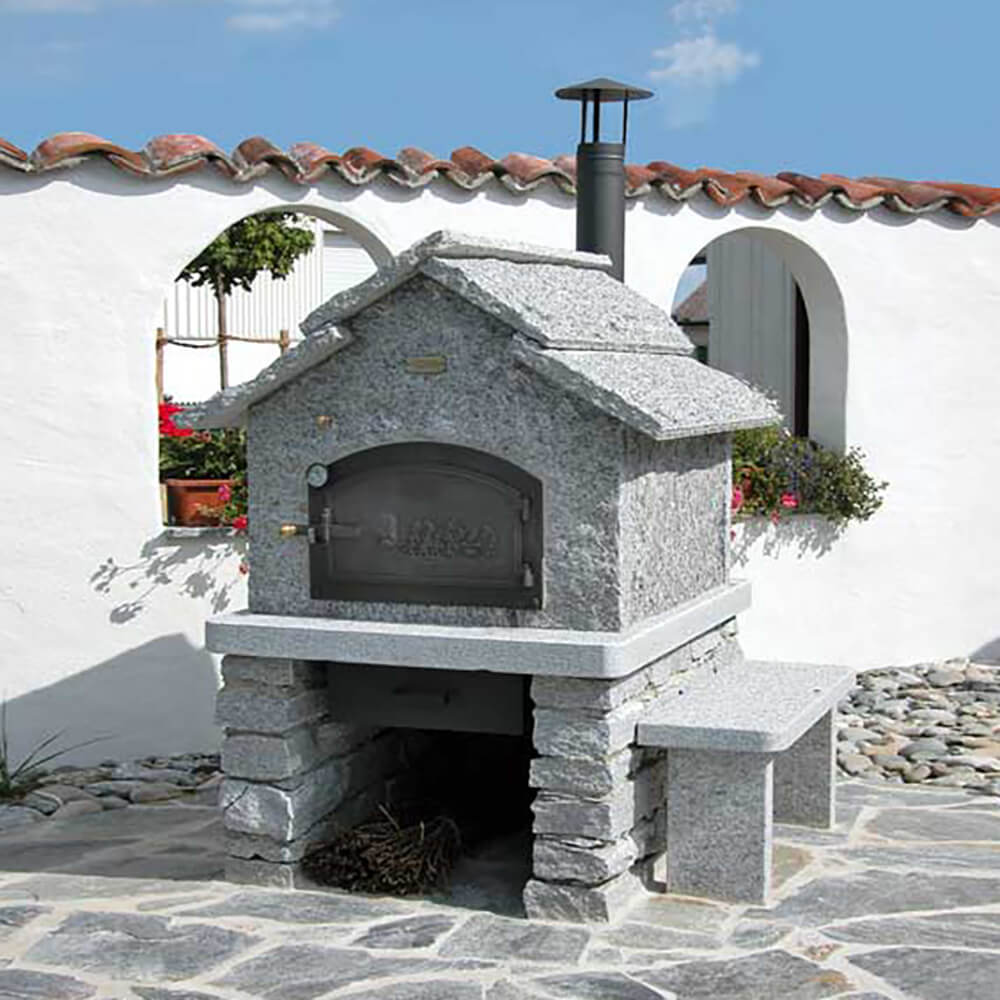 Fertig aufgebauter HABO Bausatz vor einer weißen Mauer.