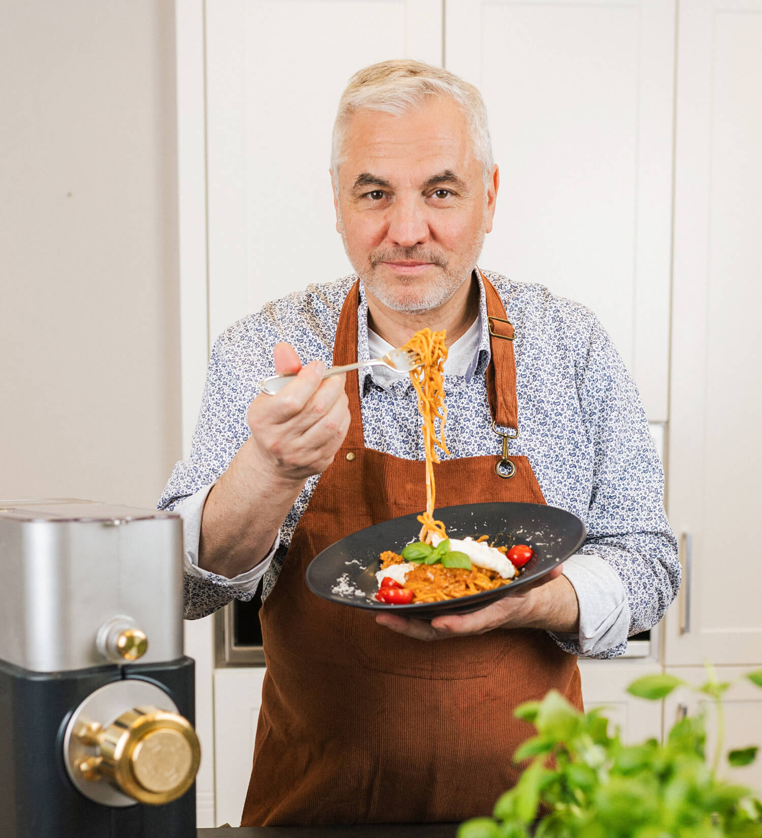 Inklusive Rezeptheft für 15 verschiedene Nudelteige Frische Pasta mit Tomatensauce