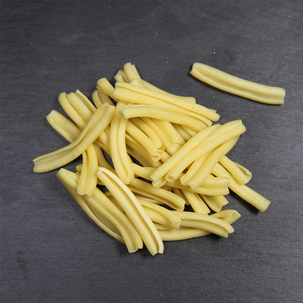 Hartweizengrieß zu Nudeln verarbeitet Nudeln aus Hartweizengrieß auf dunklem Hintergrund