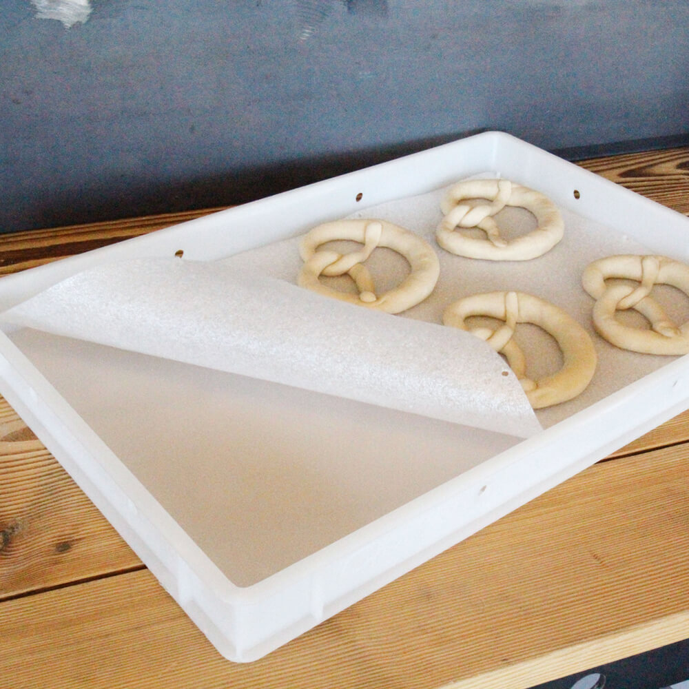 Die Einleger verhindern Ankleben der Teiglinge an der Gärbox Gärbox mit Einleger und Brezeln