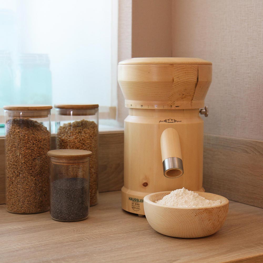 Getreidemühle Rosi Getreidemühle Rosi mit Aufbewahrungsgläsern