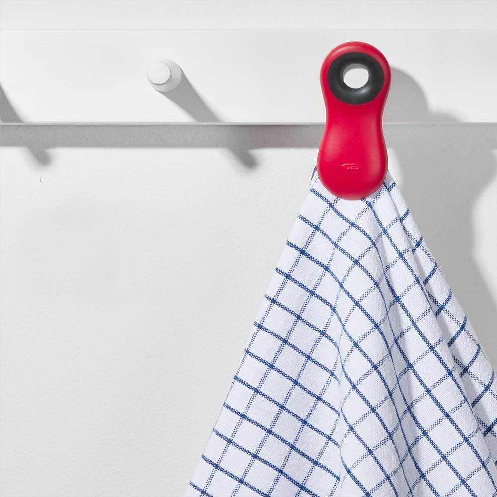 Verschlussklammer hält ein Geschirrtuch 