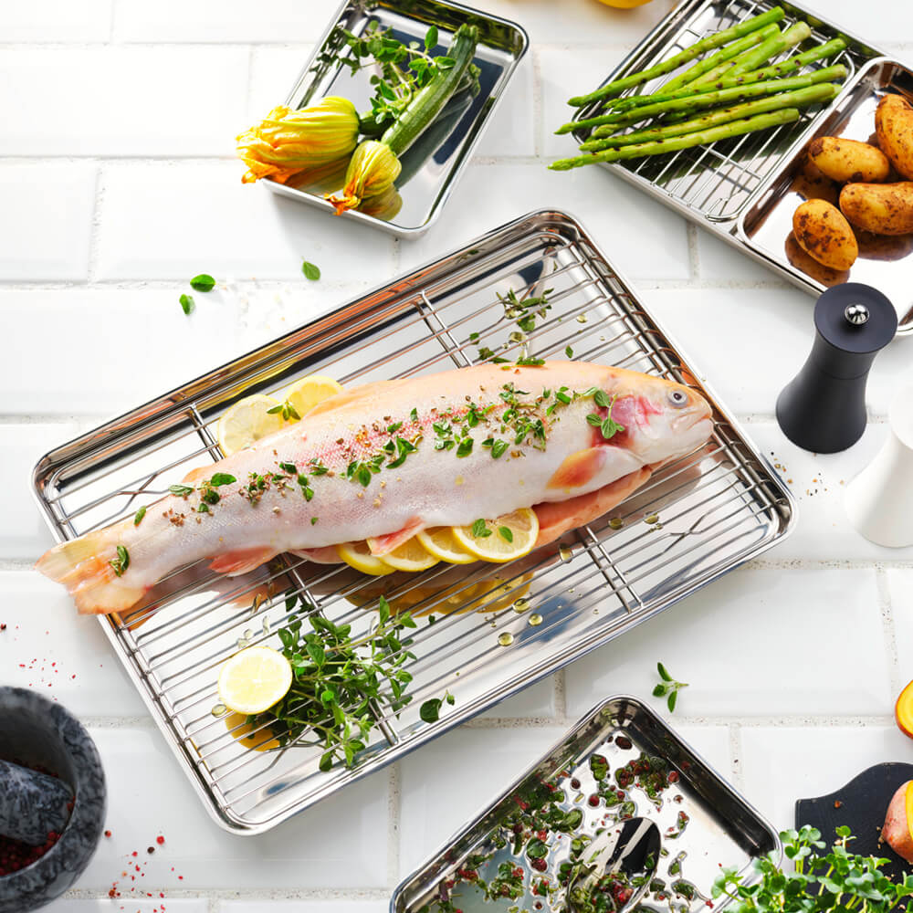 Vielseitige Servierplatten Fisch mit Zitrone auf einer Servierschale mit Gitter