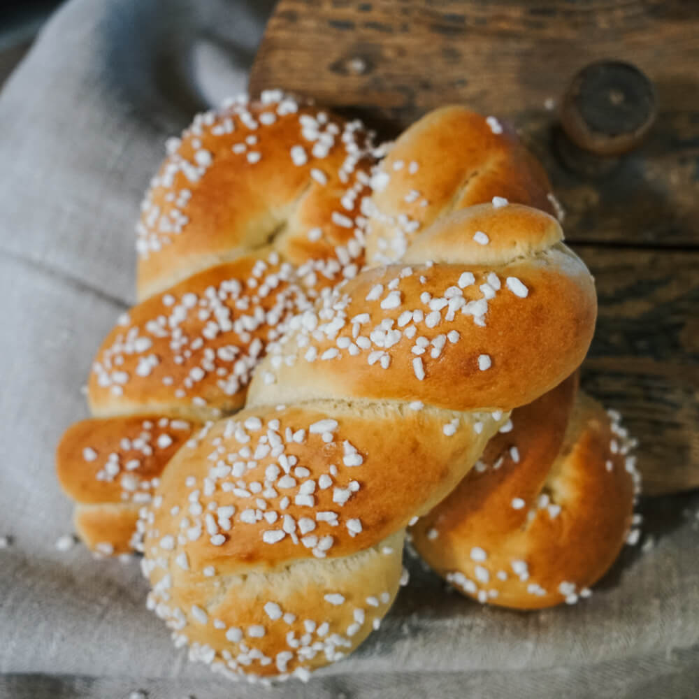 Rezept für Schwäbische Flachswickel schwäbisches Flachswickel mit Hagelzucker bestreut auf einem grauen Tuch
