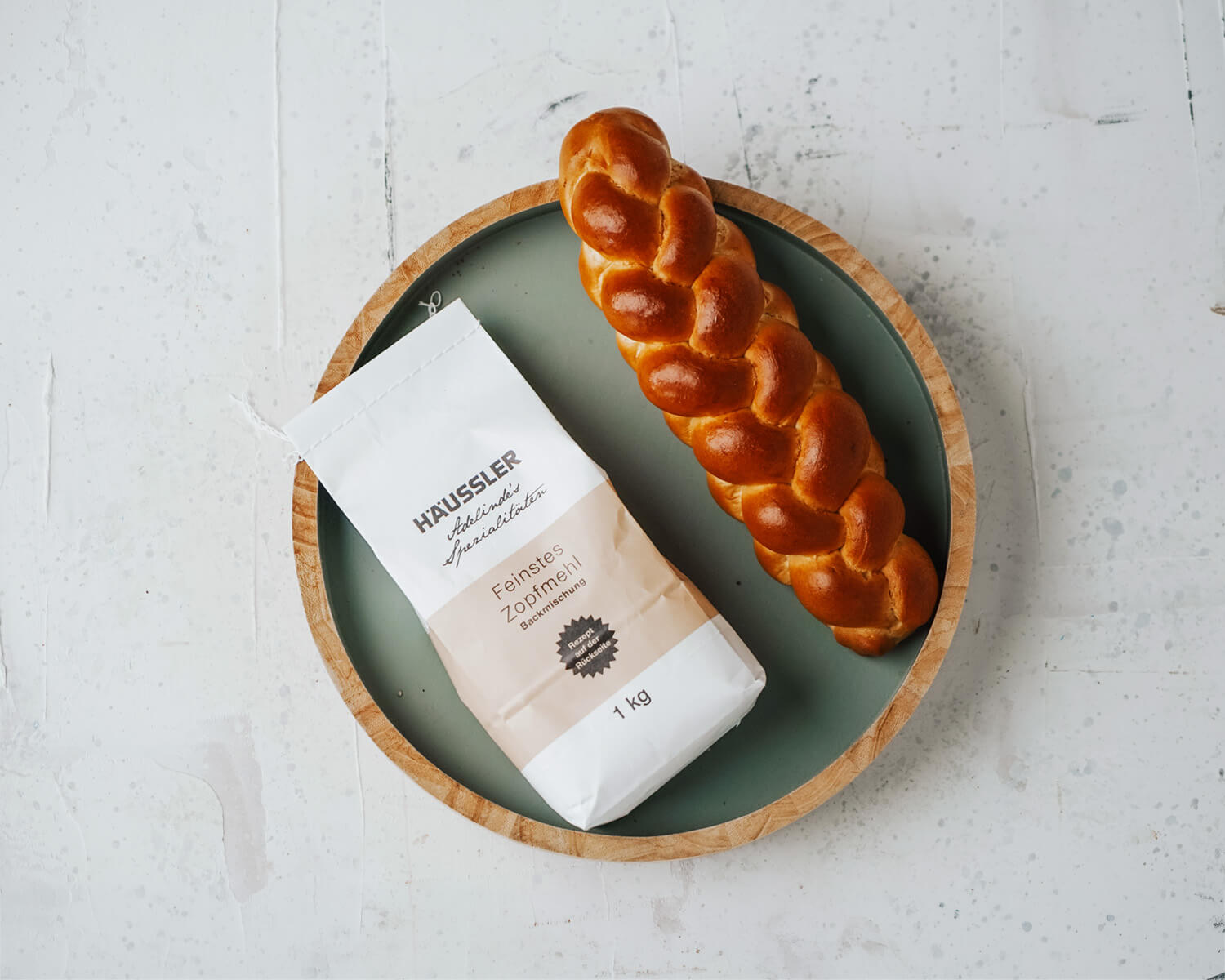 Hochwertige Backmischungen ohne Zusatzstoffe Häussler feinstes Zopfmehl mit frisch gebackenen Hefezopf