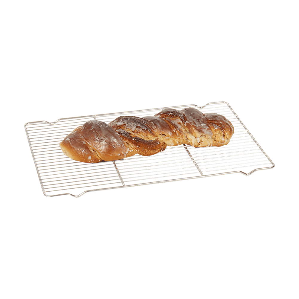 Kuchengitter Rechteckig 59 x 39 cm Rechteckiges Kuchengitter in den Maßen 59 mal 39 cm ohne Hintergrund. Auf dem Kuchengitter liegt ein frisch gebackener Nusszopf.