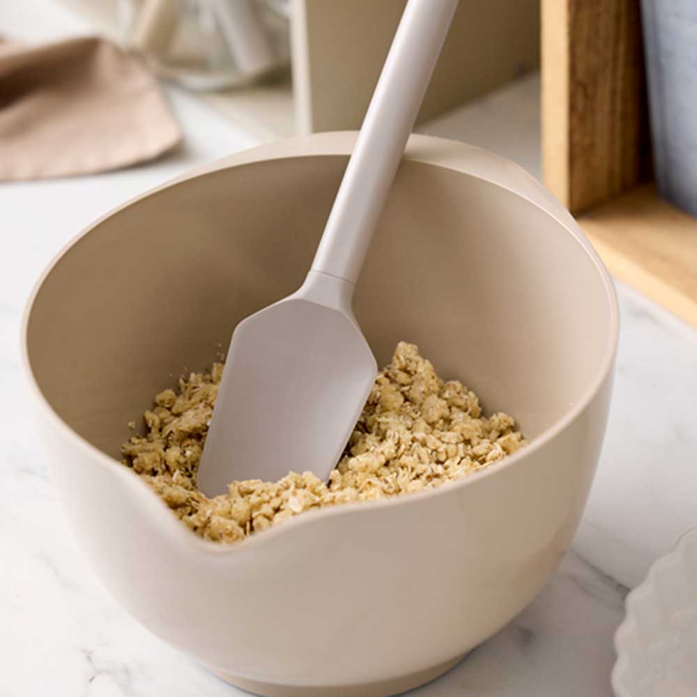 Schüssel mit Teig und Teigschaberlöffel