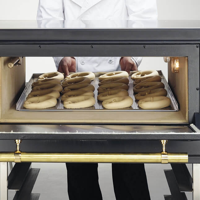 Labomat Labomat: Detailansicht einschießen von Teiglingen auf einem Backblech