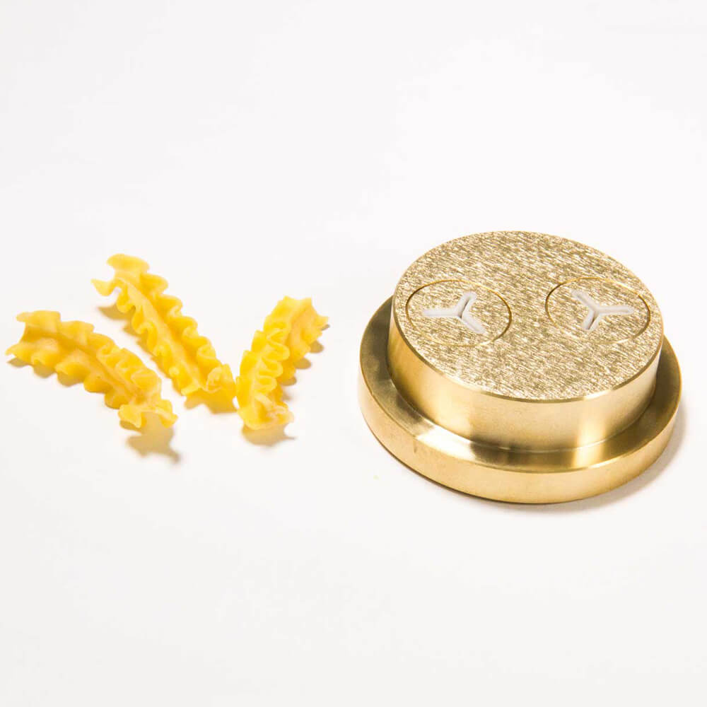 Matrize Nr. 360 - Tripoline / Tripolino Nudelmatrize Nr. 360 für Tripolino Nudeln neben drei Tripolino-Nudeln vor einem weißen Hintergrund.