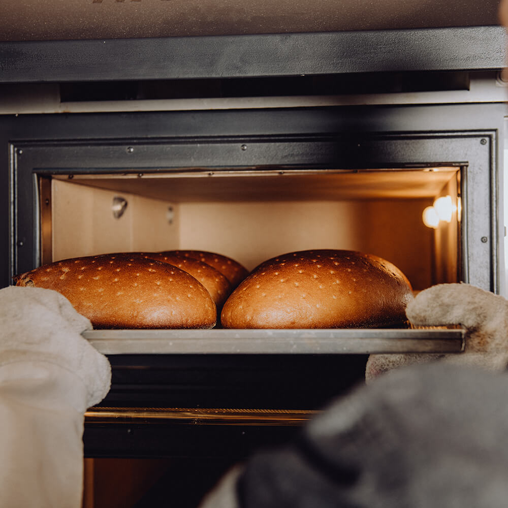 Für Direktvermarkter, Bäckereien, Hotels und Gastronomie Brot ein einem Elektro-Steinbackofen