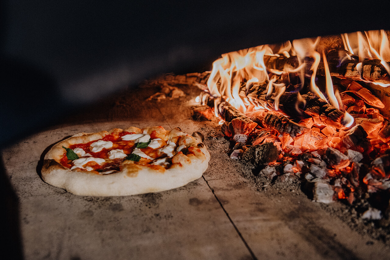 Knusprige Pizza backen im Sommer