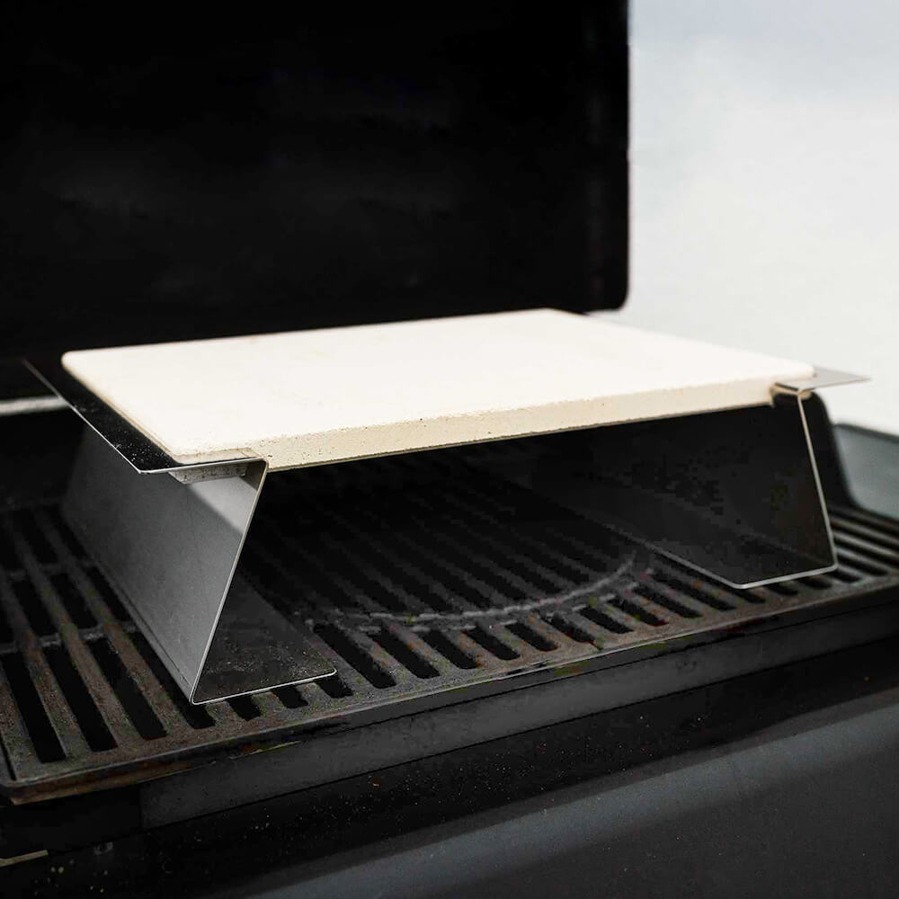 Pizzastein mit Halterung für den Grill Pizzastein auf der Edelstahl-Halterung auf einem Gasgrill
