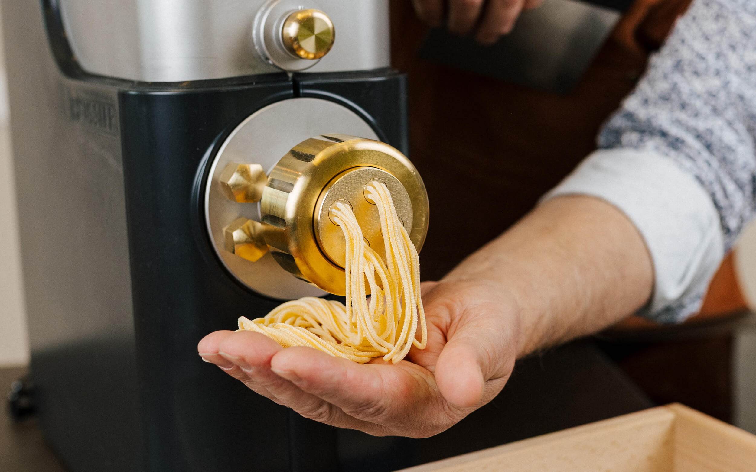 Nudeln auf Knopfdruck Nudel Herstellung mit der Pasta Bella
