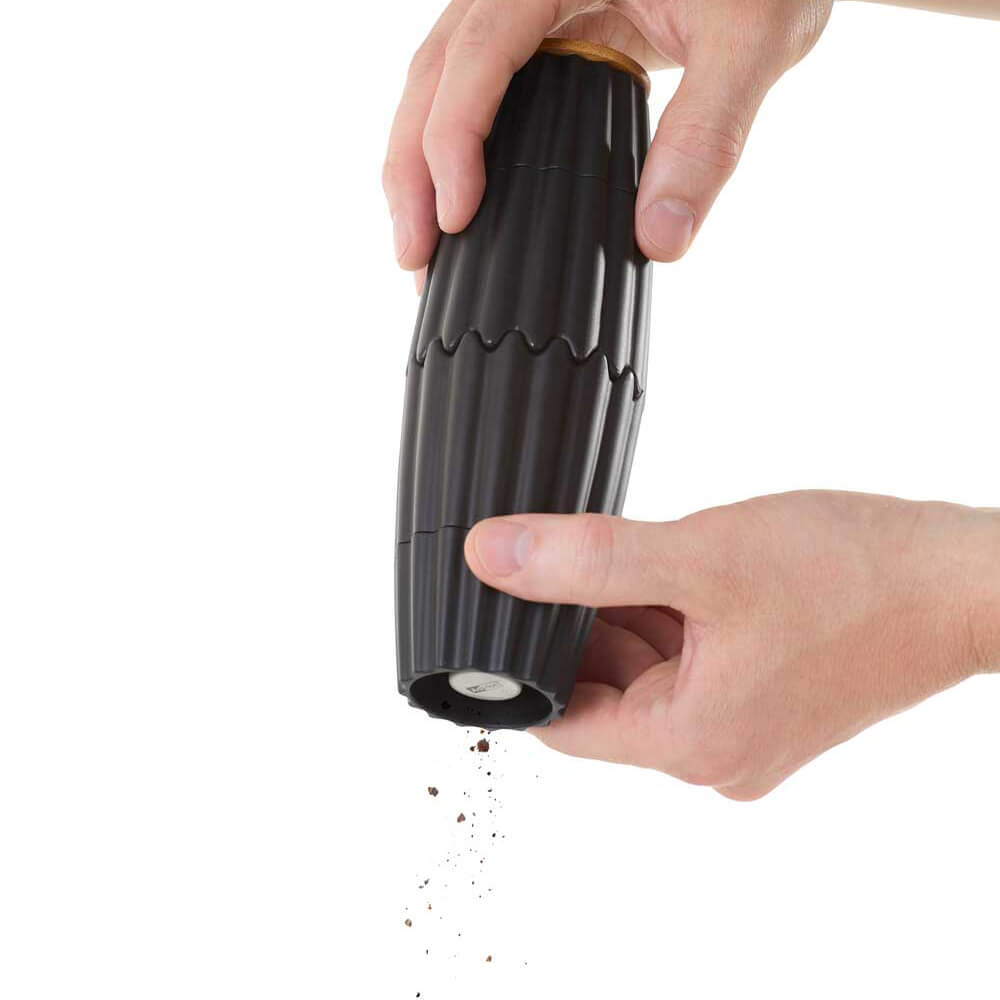 Auf dem Bild ist die Doppelmühle auf einer Seite geöffnet und es wird gedreht sodass aus der Mühle Pfeffer rauskommt