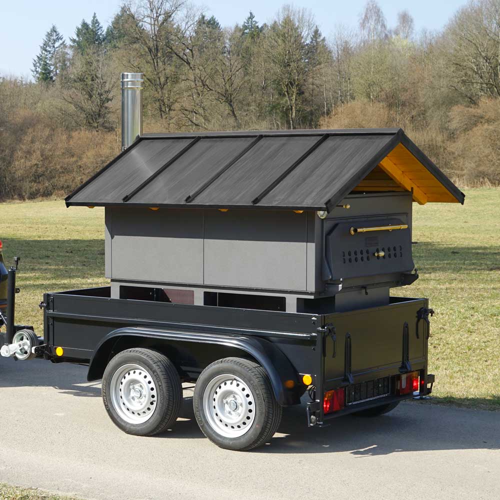 Backmobil, Holzbackofen HABO 20 mit Rauchrohrabzug und Dach auf einem Anhänger montiert