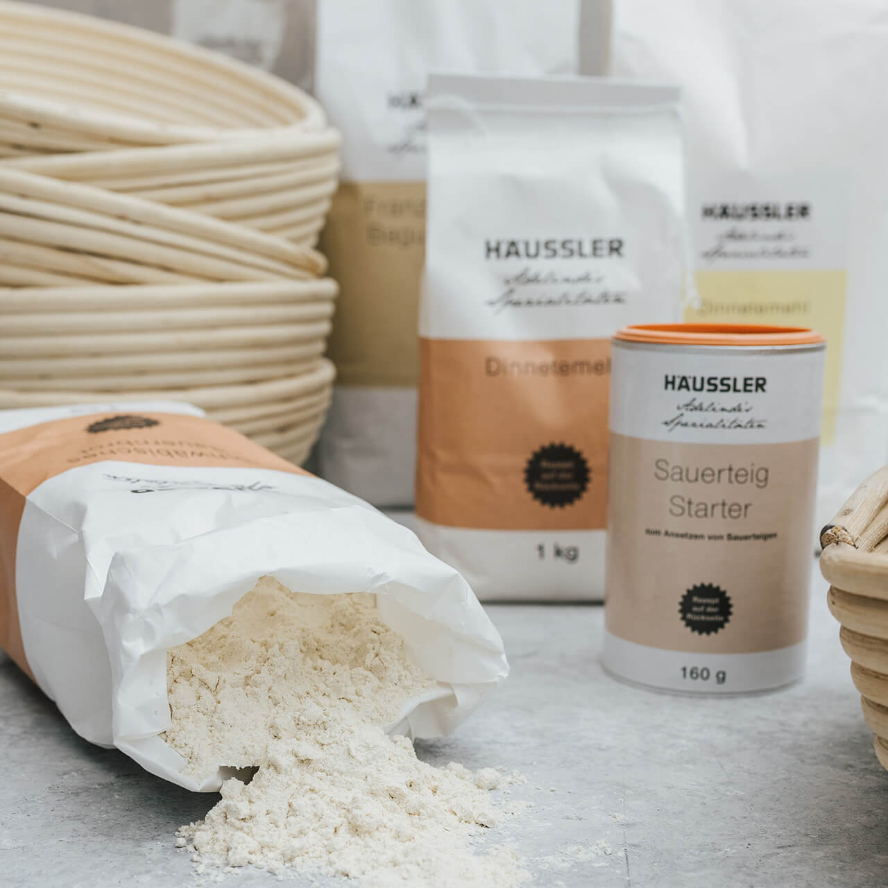 Backzubehör Aufnahme von verschiedenem Zubehör, wie Mehltüten, Gärkörbchen und Sauerteigstarter.