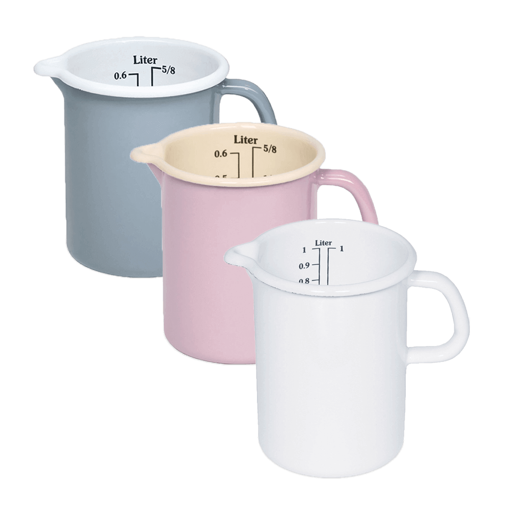 Drei Messbecher aus Emaille. Innen ist eine Messskala zu sehen. Die Messbecher haben einen Griff und einen Ausgießer. Die Farben sind hellgrau, rosa und weiß