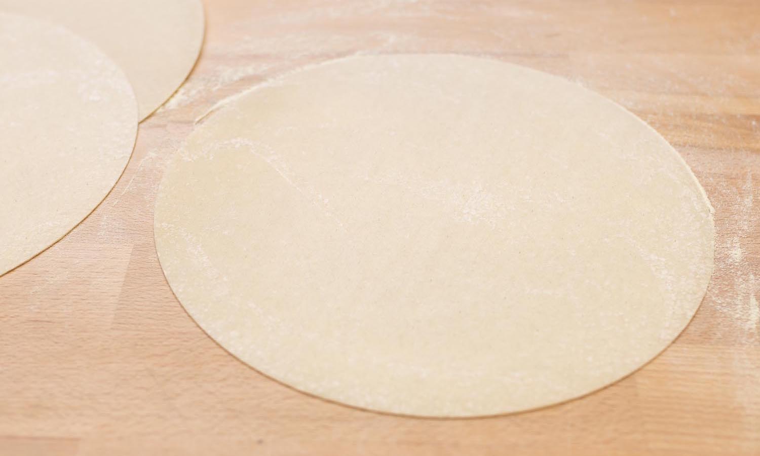 Flammkuchenboden Flammkuchenboden auf einer Arbeitsfläche