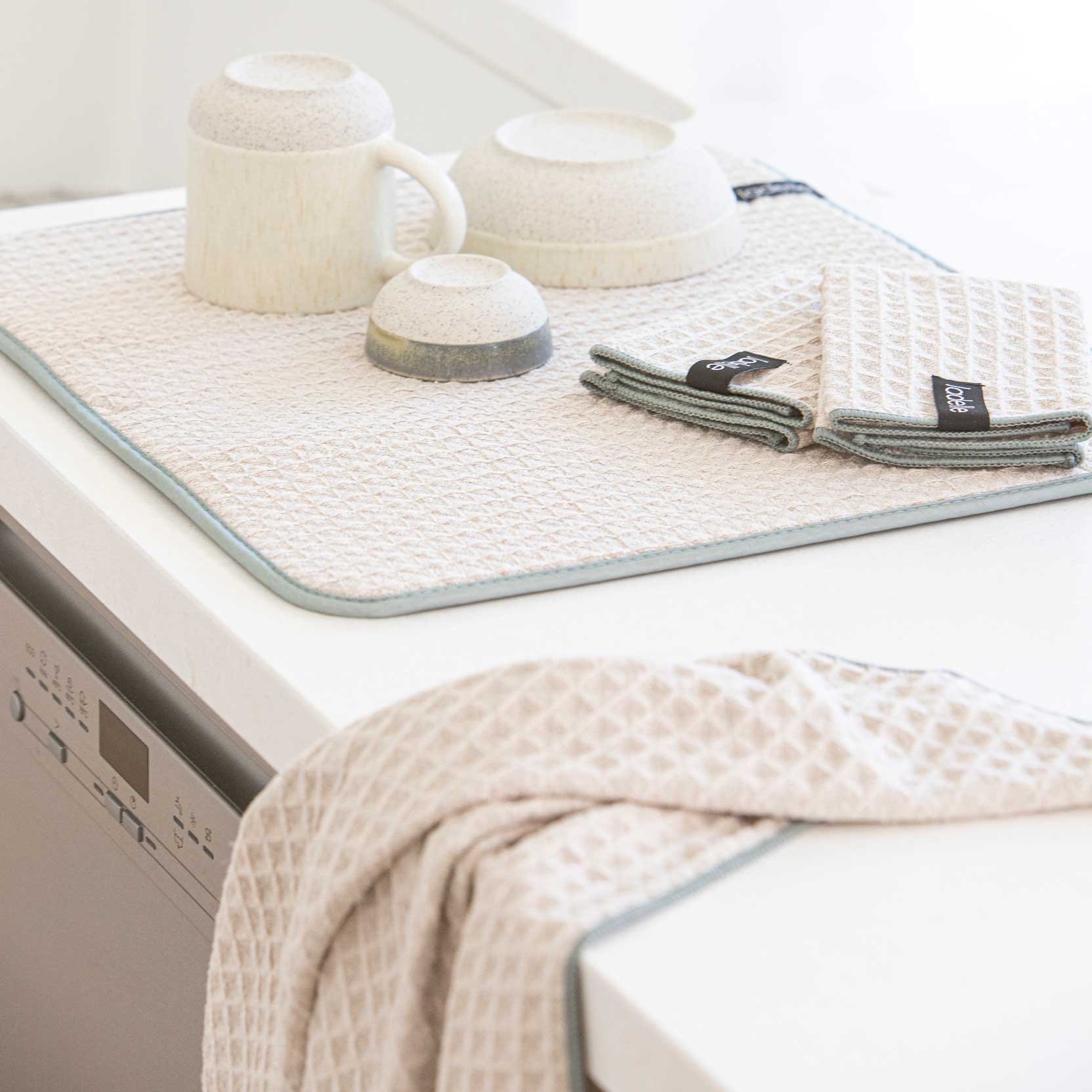 Geschirrtücher Mega Waffle Geschirrtuch Mega Waffle in der Farbe taupe auf einer Küchenarbeitsplatte neben weiteren Trocknungsgegenständen.