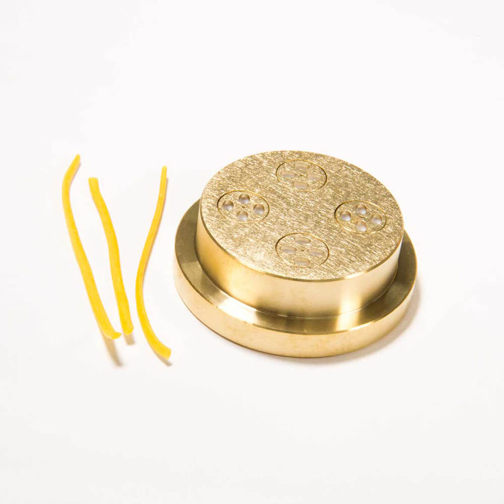 Matrize Nr. 12 - Spaghetti ovalio/ Ovale Nudel Nudelmatrize Nr. 12 für ovale Nudeln neben einigen ovalen Nudeln vor einem weißen Hintergrund.