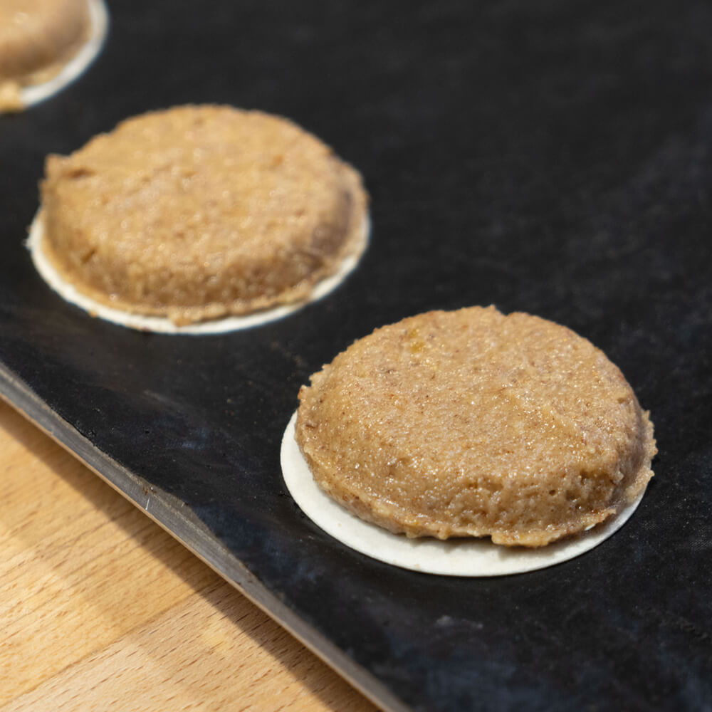 Die Lebkuchenglocke zaubert im Nu einheitliche und schöne Lebkuchen Fertige Lebkuchen auf dem Backblech