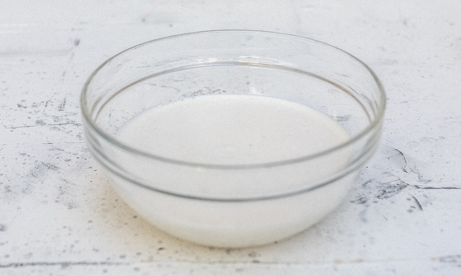 Weiße Elsassercreme auf einer Steinplatte 