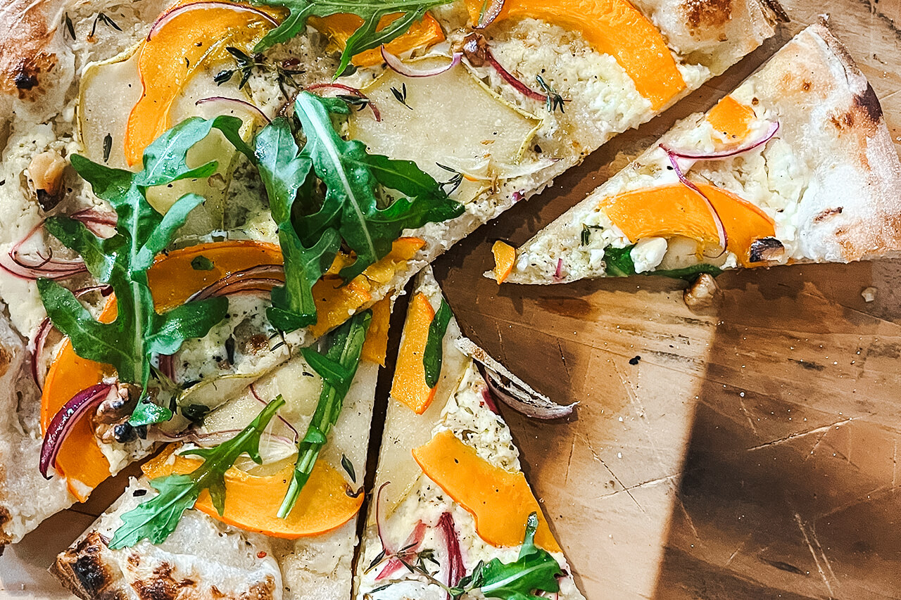 Aufgeschnitte Pizza mit Kürbis