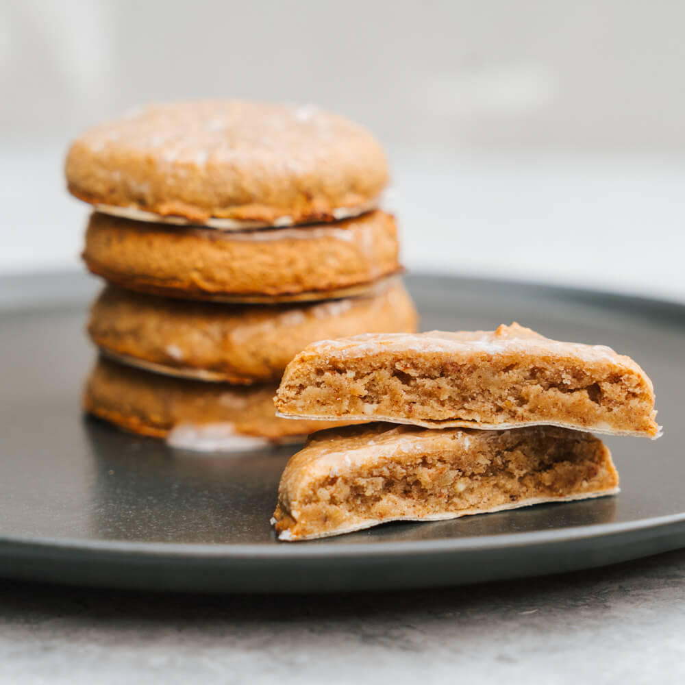 Rezept für Elisenlebkuchen Elisenlebkuchen auf einem grauen Teller aufeinander gestapelt