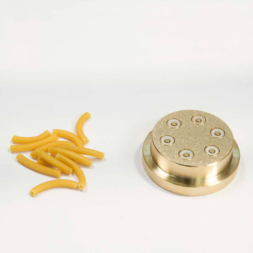 Nudelmatrize Nr. 29 für Makkaroni neben einigen Makkaroni-Nudeln vor einem weißen Hintergrund.