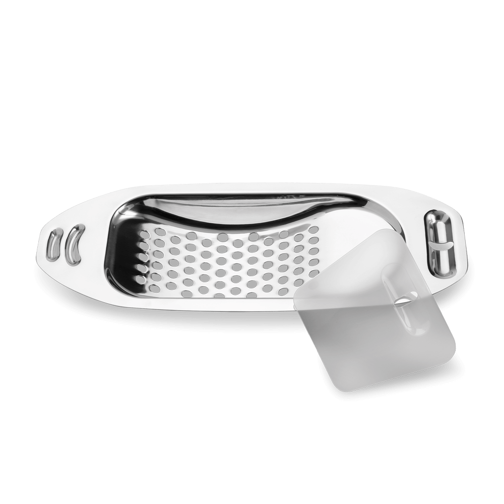 Spätzlemacher in massiver Ausführung neben dem flexiblem Schaber aus Kunststoff ohne Hintergrund.