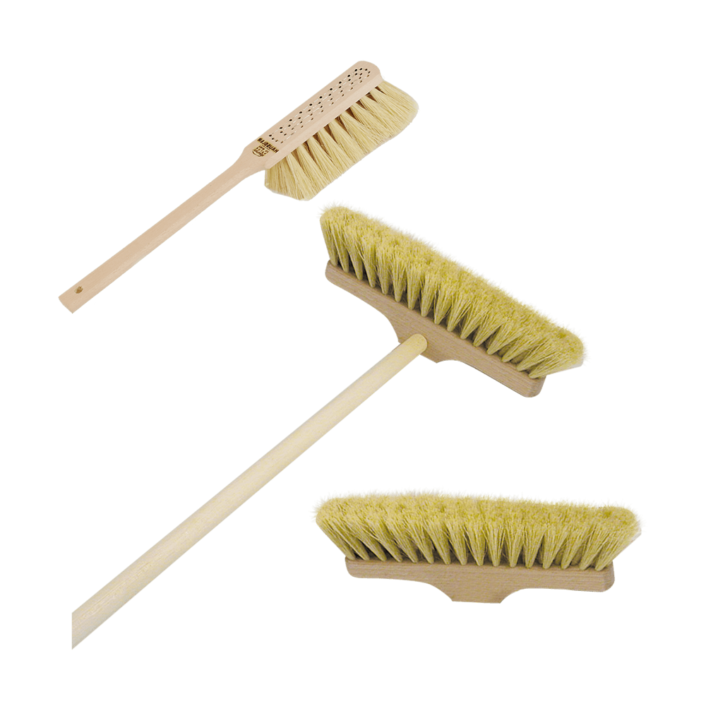 Ein Handreinigungsbesen mit Naturborsten hat eine Borstenfläche von 15 Zentimeter und einen Grifflänge von 45 Zentimeter, Ein Backofenbesen mit Naturborsten hat eine Borstenfläche von 30 Zentimeter und eine Stiellänge von 140 Zentimeter