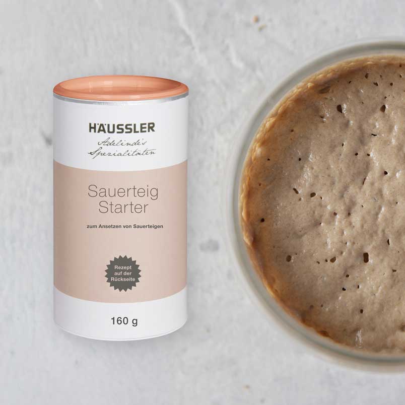 Luftig, lockerer und aktiver Sauerteig mit dem Sauerteigstarter herstellen Reifer Sauerteig im Glas auf einem Stein Untergrund