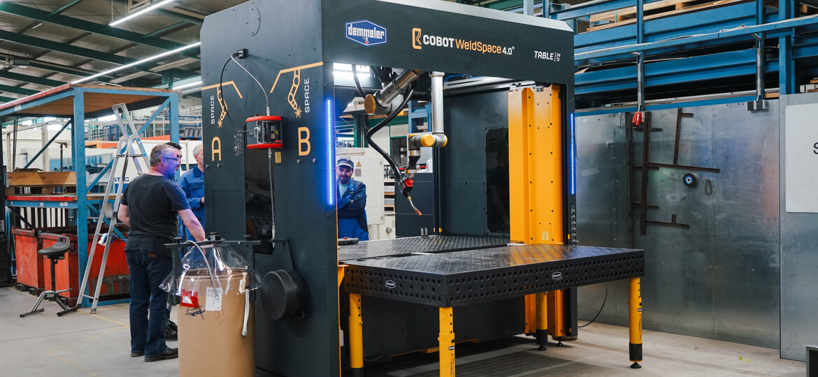 Moderne Lasermaschine bearbeitet ein Metallteil mit hoher Präzision