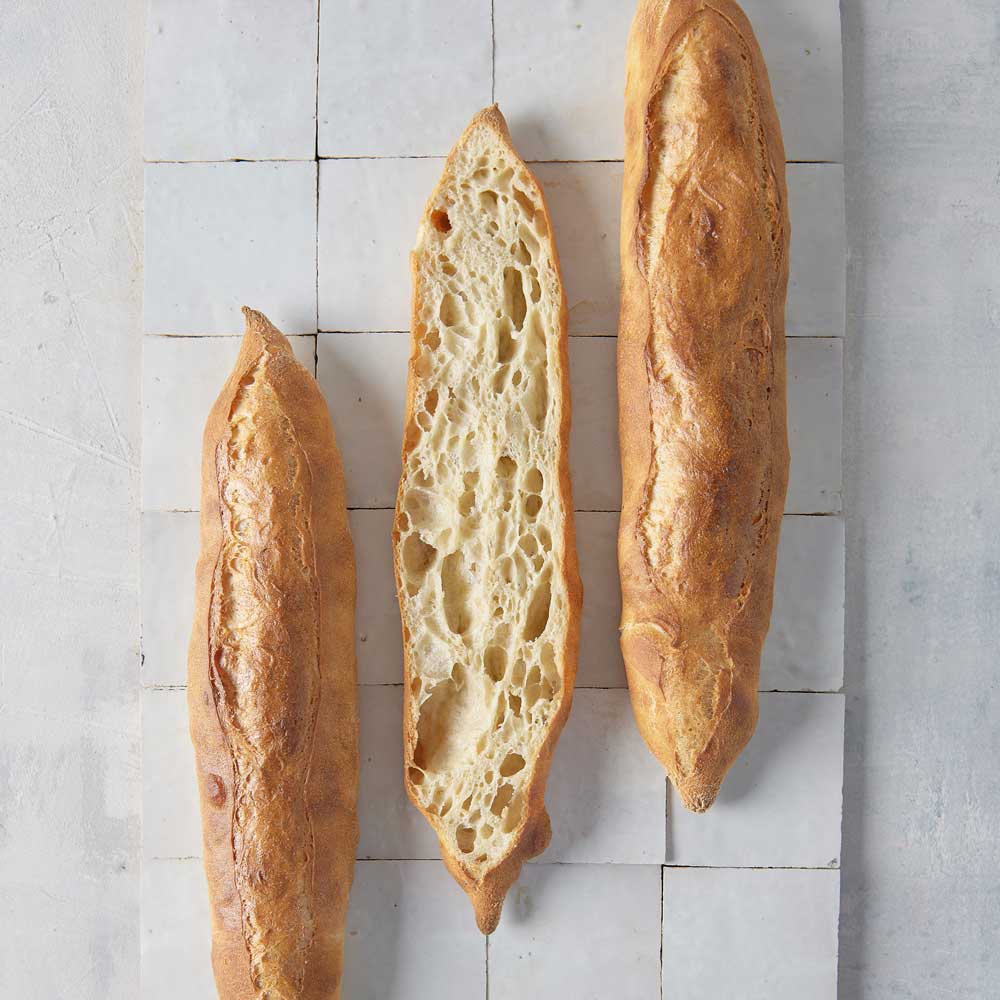 Aufgeschnittenes Baguette auf einem weißen Untergrund