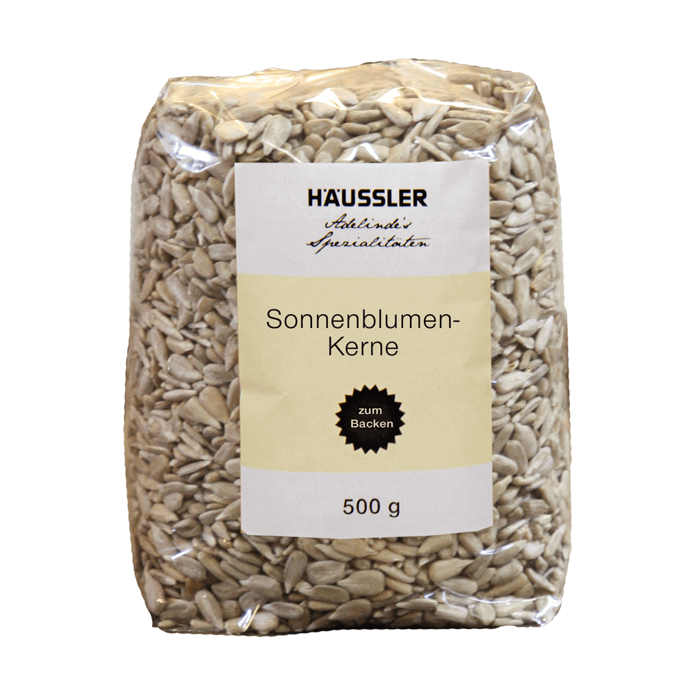 Sonnenblumen-Kerne Sonnenblumenkerne in einer transparenten 500g Verpackung ohne Hintergrund.