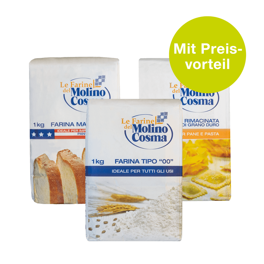 Vorratspackung Italienische Mehle Drei 1kg Mehlpackungen nebeneinander, jeweils unterschiedliche Mehle, ohne Hintergrund.