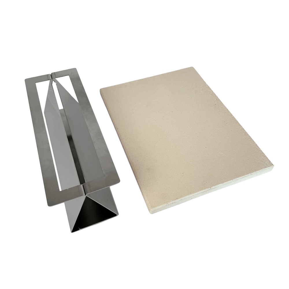 Pizzastein mit Halterung für den Grill Pizzastein liegend. Daneben die beiden Halterungen aus Edelstahl