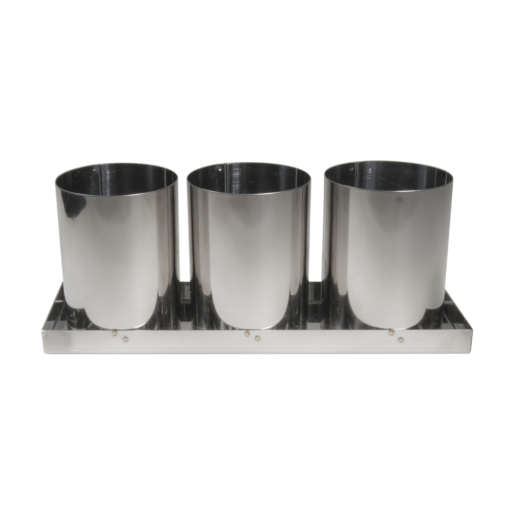 Pollerbrotform es ist eine Pollerbrotform aus Edelstahl abgebildet, die aus einem Bodenteil besteht, auf dem drei runde Formen für die Brote aufgesetzt sind.