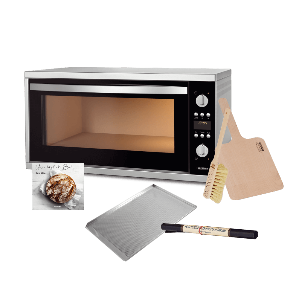 Starterpaket Primus Elektro-Steinbackofen Primus. Im Vordergrund liegt ein Lochblech, eine Dauerbackfolie, ein Buchschuber, ein Besen mit Stiel und ein Brotschieber mit Stiel