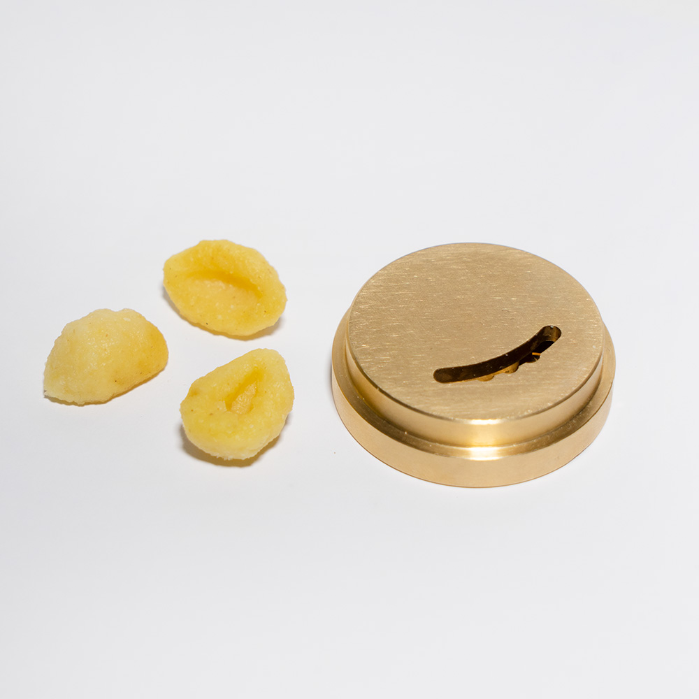 Matrize Nr. 212 - Gnocchi Gnocchi-Matrize Nr. 212 für Gnocchi neben einigen Gnocchis vor einem weißen Hintergrund.